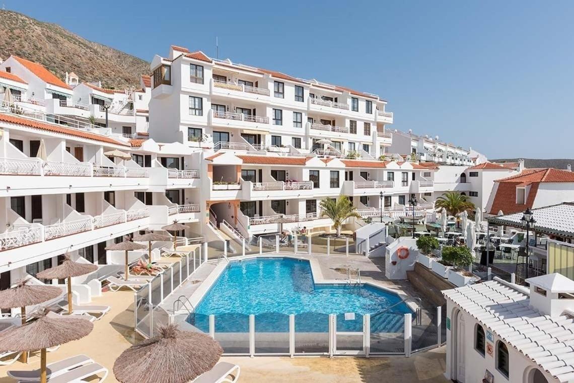 Greatly Located With Heated Pool, Cristianos Apartment *